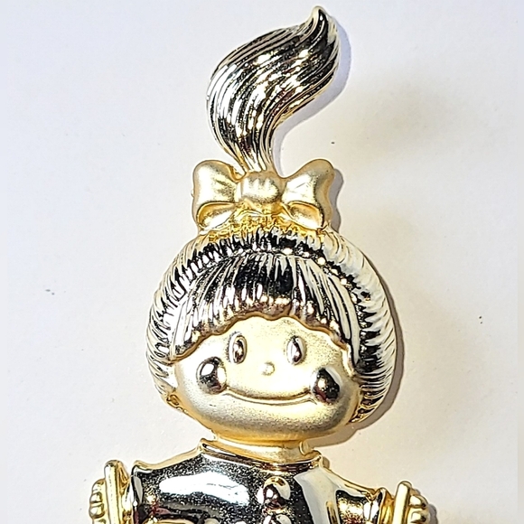 GIRL JUMPING ROPE PIN BROOCH - GOLDTONE AJC SIGNED - Picture 5 of 6